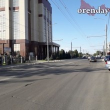 На оренбургской &laquo;Улице Победы&raquo; - ямы, провалы, колеи и трещины