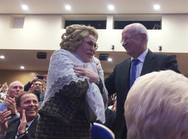 Аппарат губернатора намерен закупить сотню пуховых платков. Некоторые стоят 25 тыс за штуку
Аппарат губернатора намерен закупить сотню пуховых платков. Некоторые стоят 25 тыс за штуку