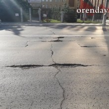 На оренбургской &laquo;Улице Победы&raquo; - ямы, провалы, колеи и трещины