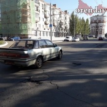 На оренбургской &laquo;Улице Победы&raquo; - ямы, провалы, колеи и трещины