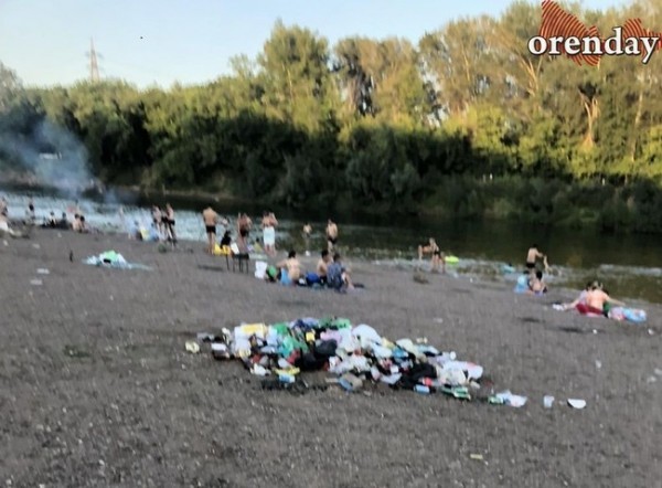 Оренбуржцы отдыхают на пляжах посреди гор мусора