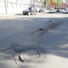 На оренбургской &laquo;Улице Победы&raquo; - ямы, провалы, колеи и трещины
