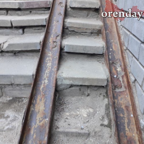 На оренбургской &laquo;Улице Победы&raquo; - ямы, провалы, колеи и трещины