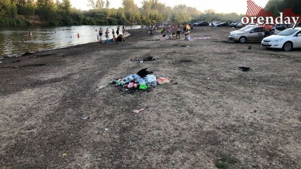 Оренбуржцы отдыхают на пляжах посреди гор мусора