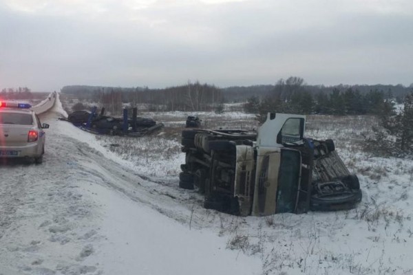 Новые иномарки не доехали до автосалонов. В Оренбуржье перевернулся автовоз.