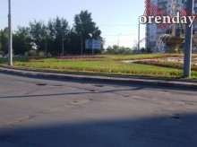 На оренбургской &laquo;Улице Победы&raquo; - ямы, провалы, колеи и трещины