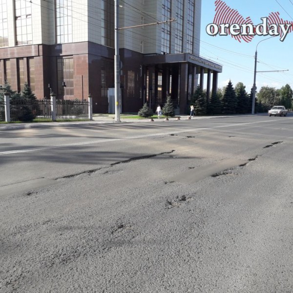 На оренбургской &laquo;Улице Победы&raquo; - ямы, провалы, колеи и трещины