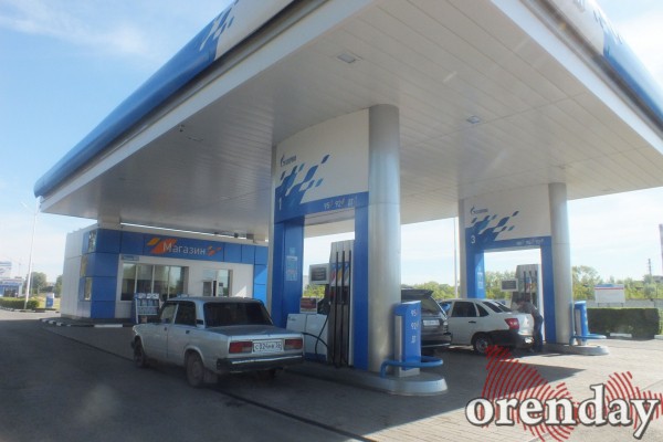 На каких сетях АЗС Оренбурга топливо пока дешевле