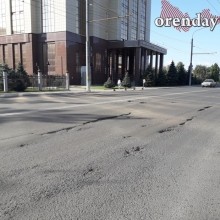 На оренбургской &laquo;Улице Победы&raquo; - ямы, провалы, колеи и трещины