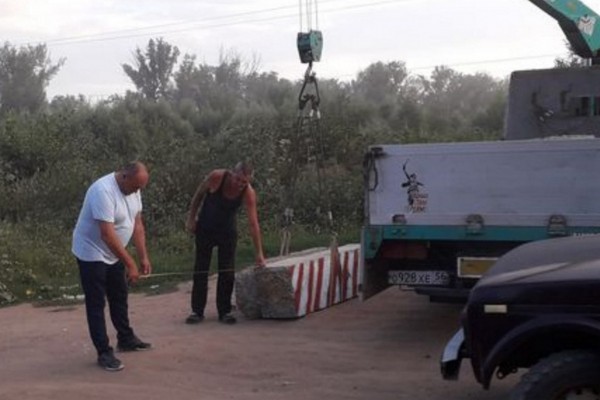 В Оренбурге проезд к пляжу «Радуга» перекрыли бетонными блоками В Оренбурге проезд к пляжу «Радуга» перекрыли бетонными блоками