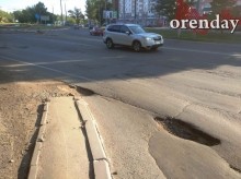 На оренбургской &laquo;Улице Победы&raquo; - ямы, провалы, колеи и трещины