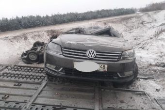 Новые иномарки не доехали до автосалонов. В Оренбуржье перевернулся автовоз.