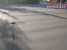 На оренбургской &laquo;Улице Победы&raquo; - ямы, провалы, колеи и трещины