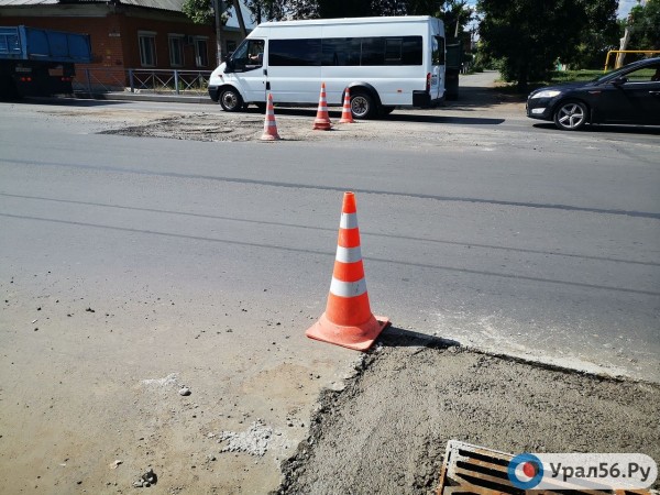 
В Оренбурге на улице Цвиллинга ломают новый асфальт. Зачем?		