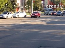 На оренбургской &laquo;Улице Победы&raquo; - ямы, провалы, колеи и трещины