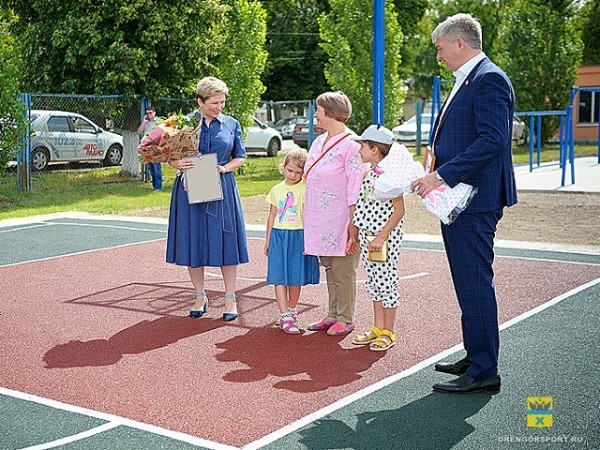 На стадионе &laquo;Нефтяник&raquo; в Оренбурге открыли площадку с тренажерами