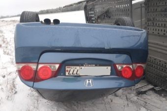 Новые иномарки не доехали до автосалонов. В Оренбуржье перевернулся автовоз.