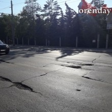 На оренбургской &laquo;Улице Победы&raquo; - ямы, провалы, колеи и трещины