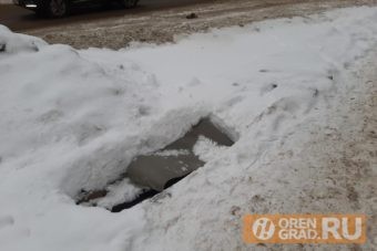 В центре Оренбурга яму на тротуаре прикрыли линолеумом