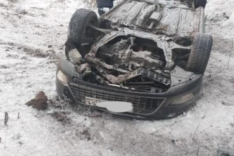 Новые иномарки не доехали до автосалонов. В Оренбуржье перевернулся автовоз.