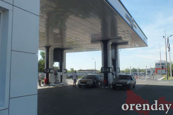 На каких сетях АЗС Оренбурга топливо пока дешевле