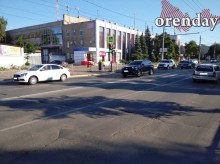 На оренбургской &laquo;Улице Победы&raquo; - ямы, провалы, колеи и трещины