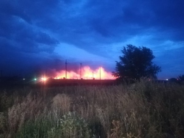 Ударила молния. В поселке под Оренбургом степной пожар угрожает жилым домам Ударила молния. В поселке под Оренбургом степной пожар угрожает жилым домам