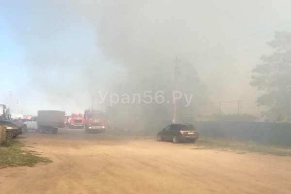 
В Орске в поселке Ора серьезный пожар 		