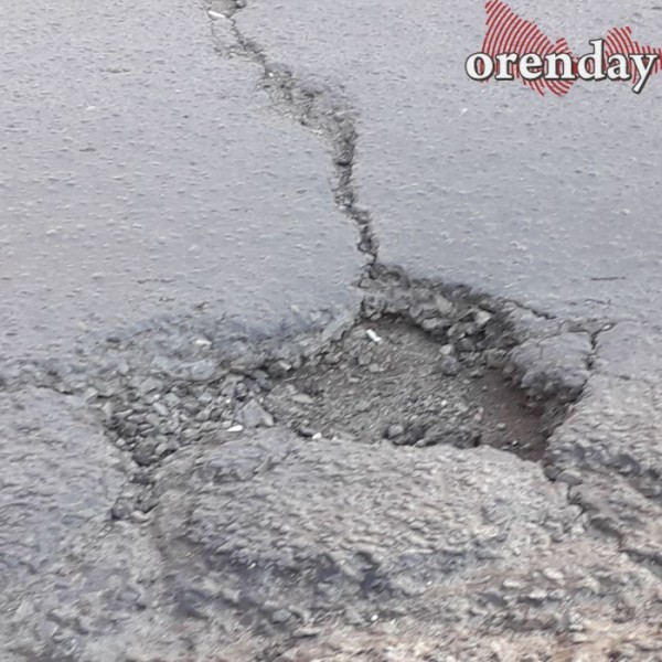 На оренбургской &laquo;Улице Победы&raquo; - ямы, провалы, колеи и трещины