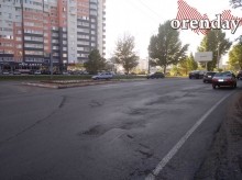 На оренбургской &laquo;Улице Победы&raquo; - ямы, провалы, колеи и трещины
