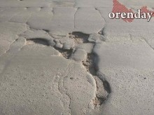 На оренбургской &laquo;Улице Победы&raquo; - ямы, провалы, колеи и трещины