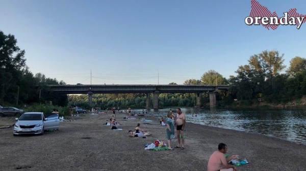 Оренбуржцы отдыхают на пляжах посреди гор мусора