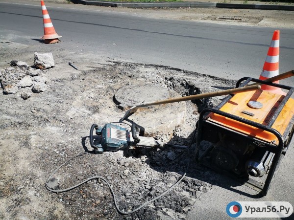 
В Оренбурге на улице Цвиллинга ломают новый асфальт. Зачем?		