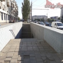 На оренбургской &laquo;Улице Победы&raquo; - ямы, провалы, колеи и трещины