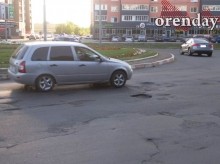 На оренбургской &laquo;Улице Победы&raquo; - ямы, провалы, колеи и трещины
