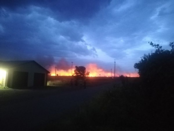 Ударила молния. В поселке под Оренбургом степной пожар угрожает жилым домам Ударила молния. В поселке под Оренбургом степной пожар угрожает жилым домам