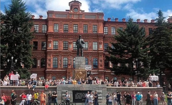 &laquo;Свободу Фургалу&raquo;: почему Хабаровск встал на защиту губернатора, обвиняемого в убийстве