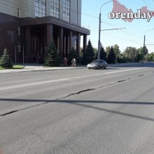 На оренбургской &laquo;Улице Победы&raquo; - ямы, провалы, колеи и трещины