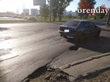 На оренбургской &laquo;Улице Победы&raquo; - ямы, провалы, колеи и трещины