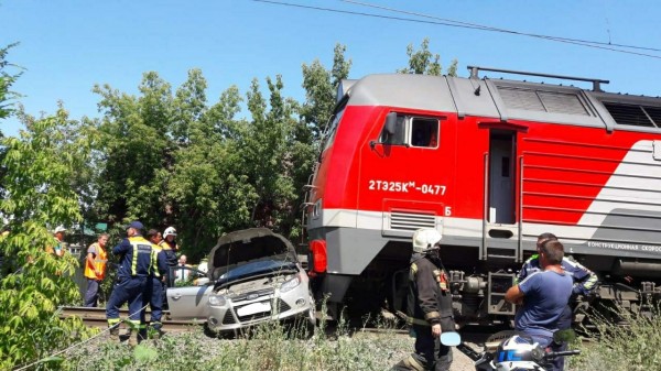 В Оренбурге "Форд" столкнулся с грузовым поездом
