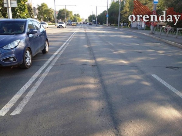 На оренбургской &laquo;Улице Победы&raquo; - ямы, провалы, колеи и трещины