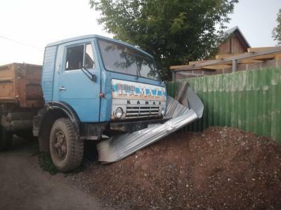 В Оренбурге пьяный водитель КАМАЗа врезался в забор