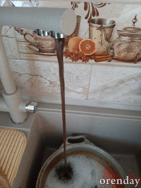 В Оренбургском районе из-под крана полилась черная вода В Оренбургском районе из-под крана полилась черная вода