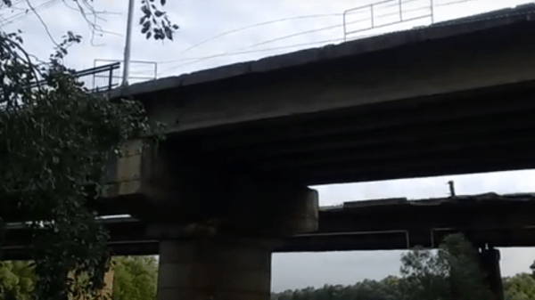 В&nbsp;Оренбурге отдыхающие на&nbsp;пляже &laquo;Радуга&raquo; рискуют упасть с&nbsp;моста