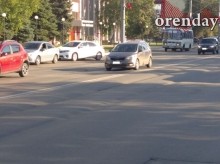 На оренбургской &laquo;Улице Победы&raquo; - ямы, провалы, колеи и трещины