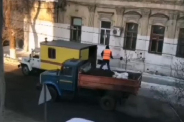 В Оренбурге коммунальщики посыпали тротуар песком, стоя в кузове движущейся машины