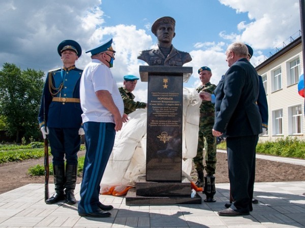 В Оренбуржье открыли бюст Герою России Алексею Воробьеву В Оренбуржье открыли бюст Герою России Алексею Воробьеву