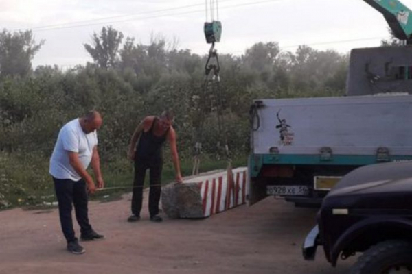 В Оренбурге проезд к пляжу «Радуга» перекрыли бетонными блоками В Оренбурге проезд к пляжу «Радуга» перекрыли бетонными блоками