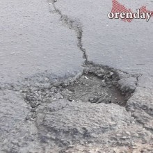 На оренбургской &laquo;Улице Победы&raquo; - ямы, провалы, колеи и трещины