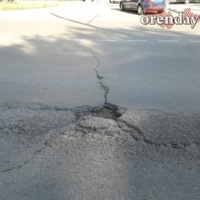 На оренбургской &laquo;Улице Победы&raquo; - ямы, провалы, колеи и трещины